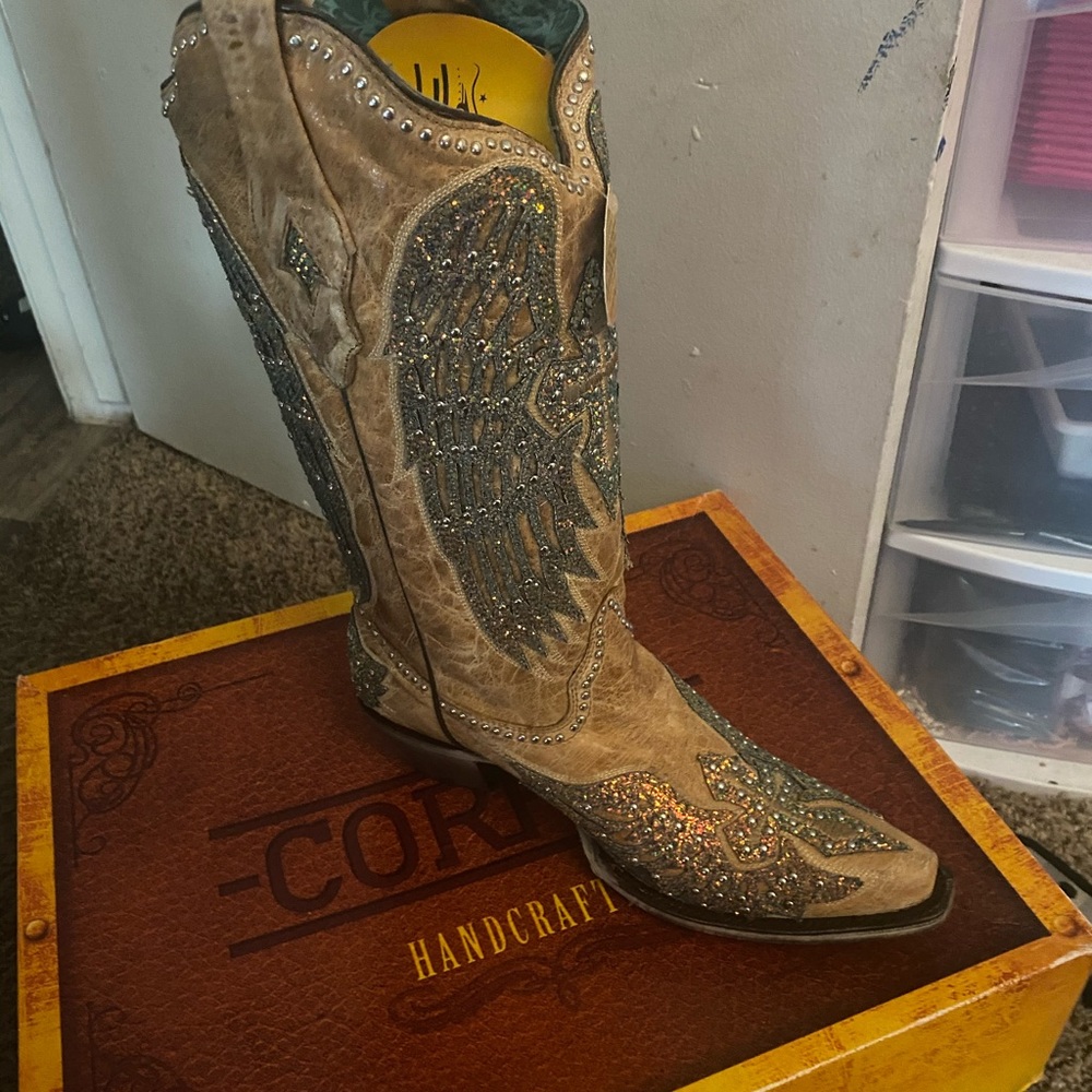 Corral Sand Wing and Cross Sparkle A3742